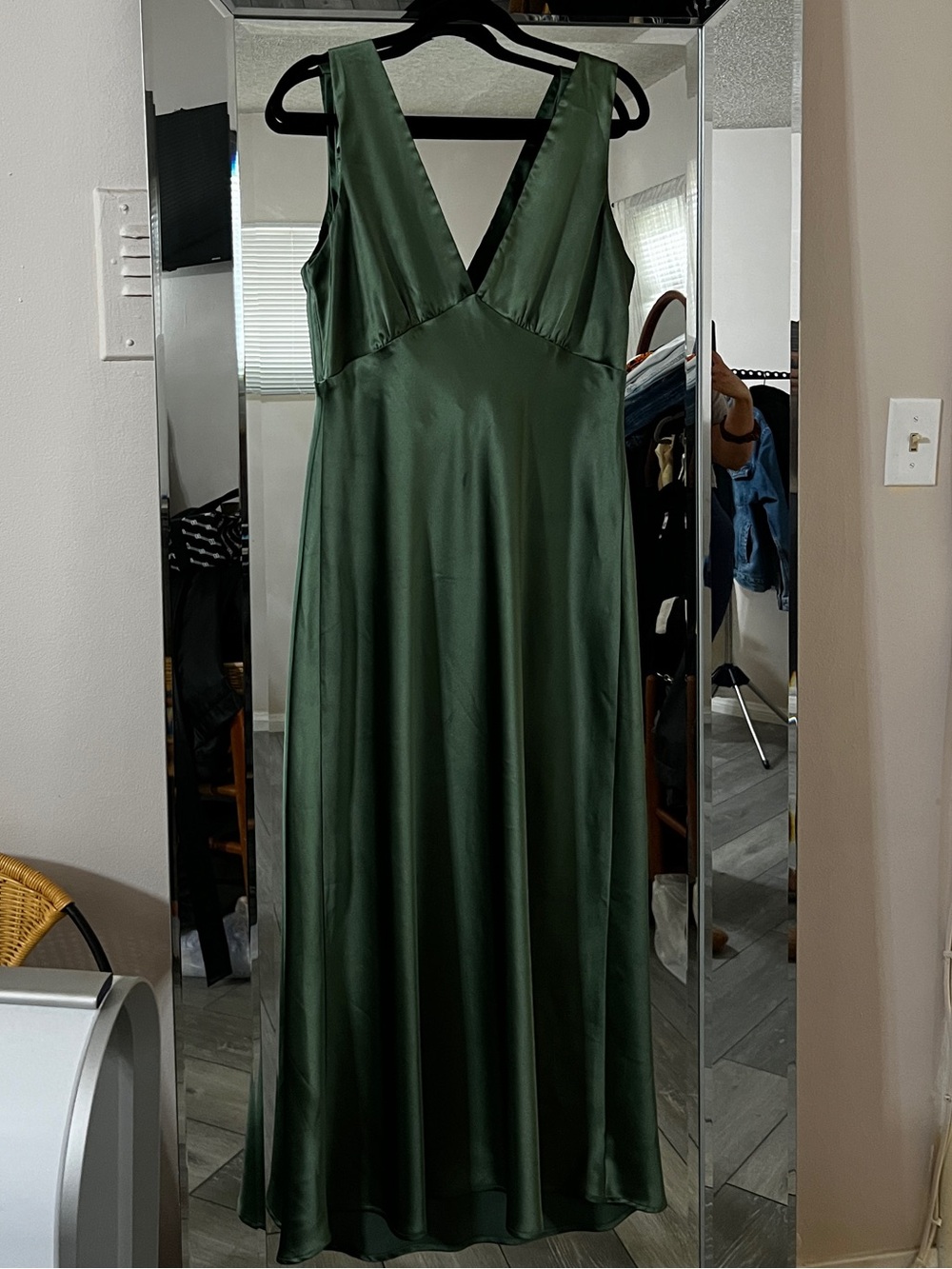 Elegant Deep Green V-Neck Satin Dress